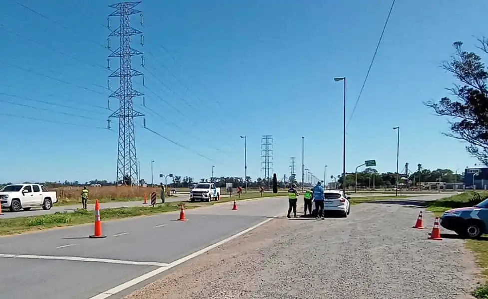 Controles a conductores de vehículos en acceso a Quequén