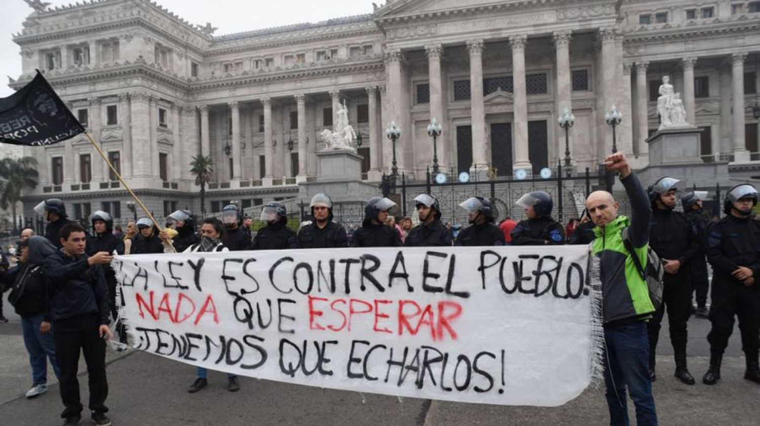 Hay más de 30 detenidos por los incidentes fuera del Congreso.