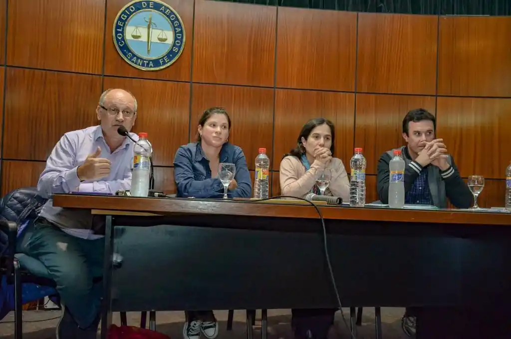 Cantard participó de una mesa de discusión sobre la problemática animal