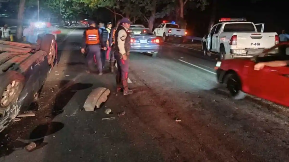 Choque de vehículo contra patrulla de policía deja al menos un muerto (+FOTOS)