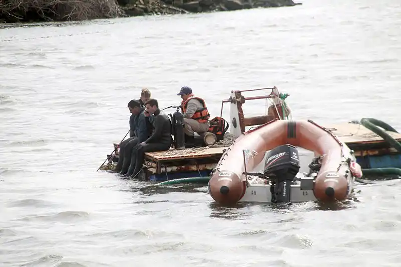 Limpian caño subfluvial en el río