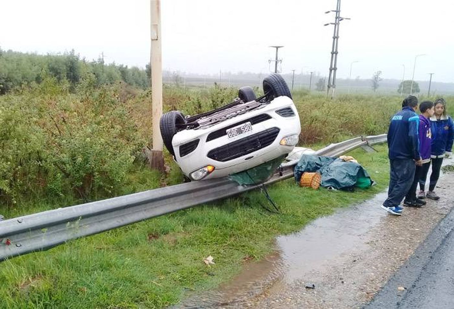 Perdió el control de su auto y volcó