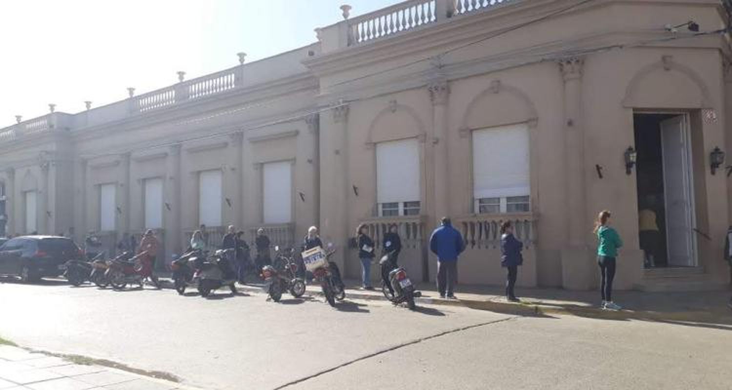 Tras el problema  para cobrar, la duda  ahora es adónde pagar las cuentas