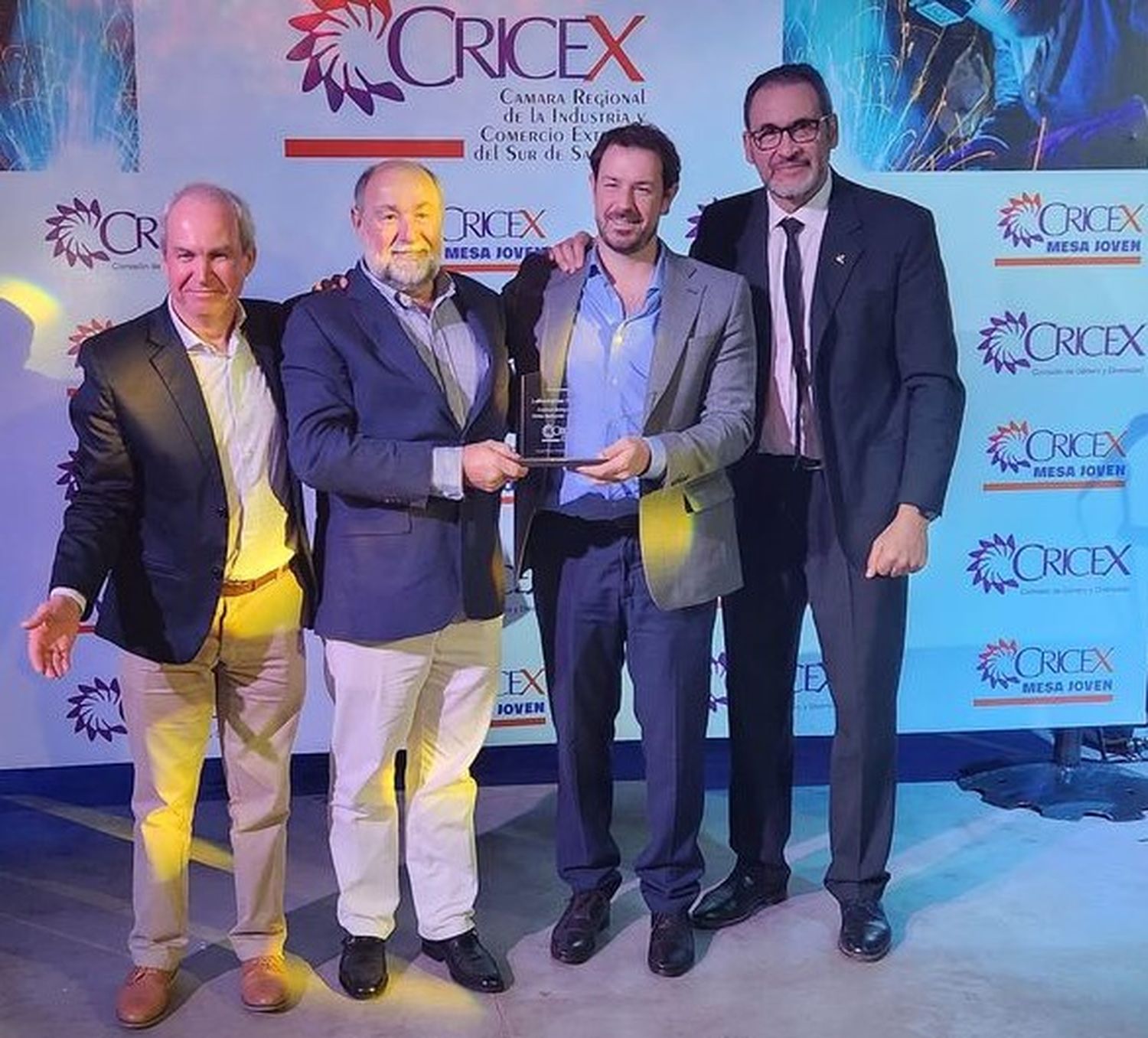 Ariel Rassia y Alejandro Antonellini, de Cricex, junto a Daniel Hugo Aloisi y Daniel Enrique Aloisi, de Peyte, en la Cena de la Industria. Foto: FM100