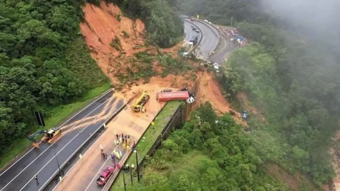 TRAGEDIA EN BRASIL: Al menos 7 muertos por deslizamientos de tierra