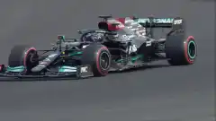 Bottas sale adelante pese a la pole de Hamilton