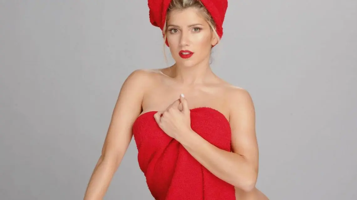 Laurita quiso lucir su bronceado y casi muestra de más