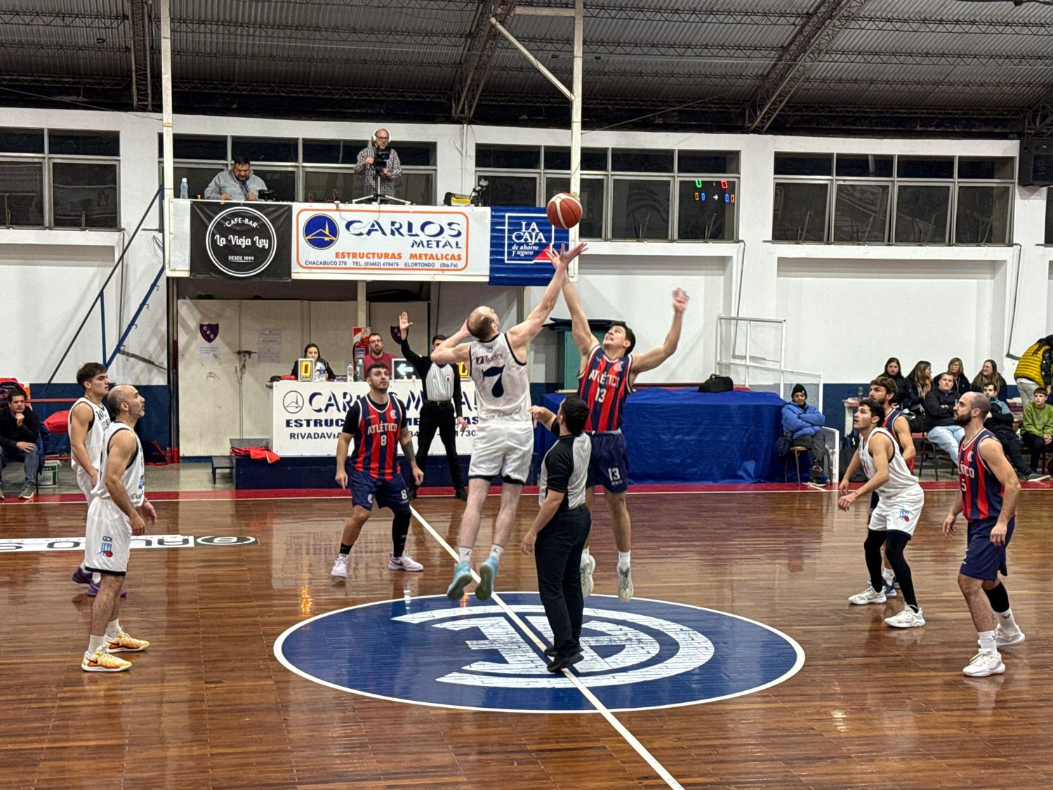 Atlético levantó un partidazo ante Argentino, pero la victoria de Olimpia no le permitió ser el "1". Foto: Sur24.