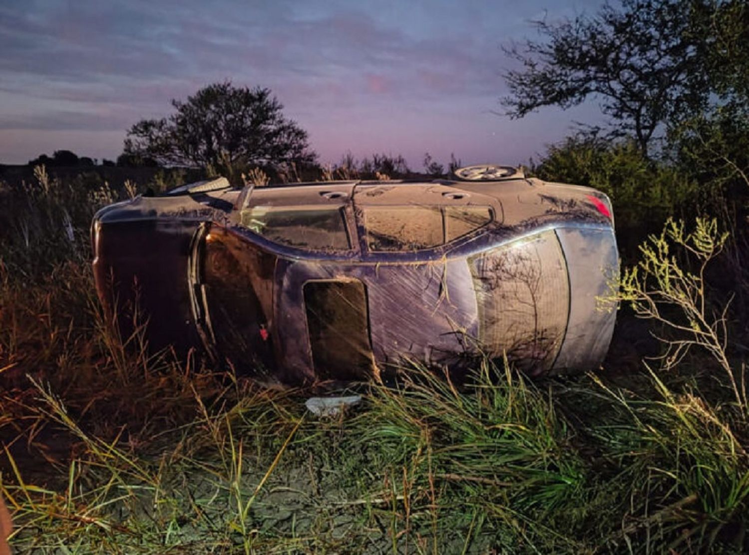 Una conductora perdió el control de su auto y terminó volcando en un camino vecinal