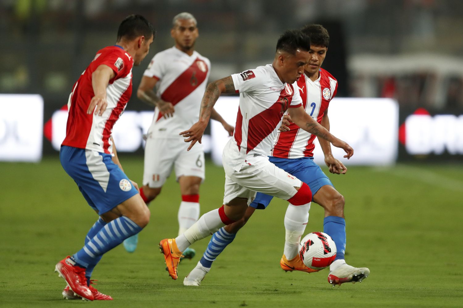 Cueva, manejando el balón.