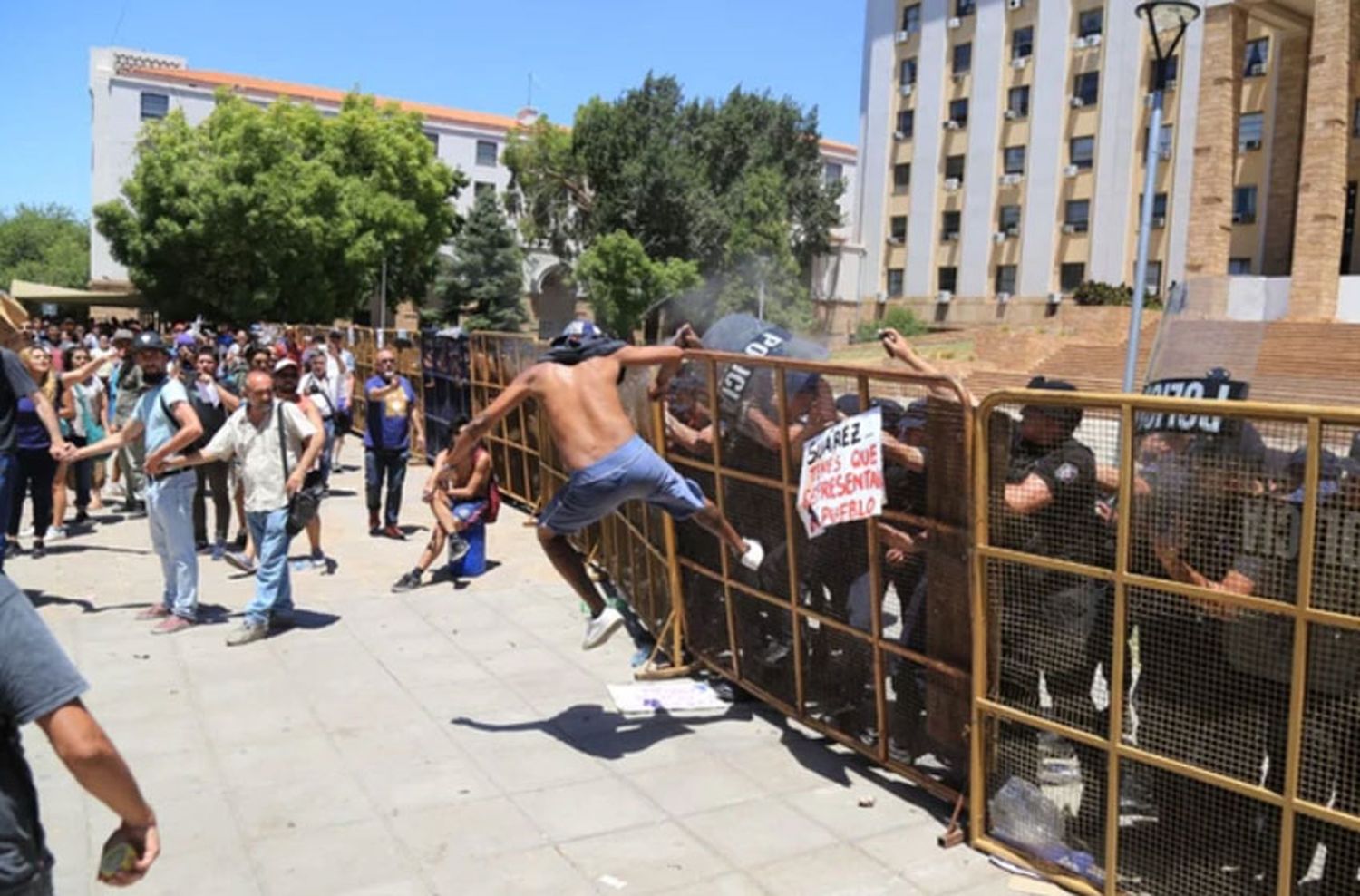 Mendoza: incidentes en una multitudinaria marcha contra la nueva ley de minería
