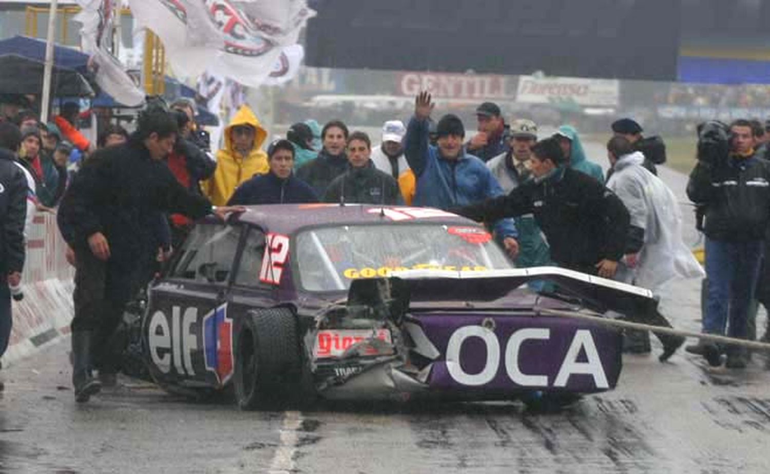 Se cumplieron 16 años de una de las escenas más recordadas del automovilismo argentino