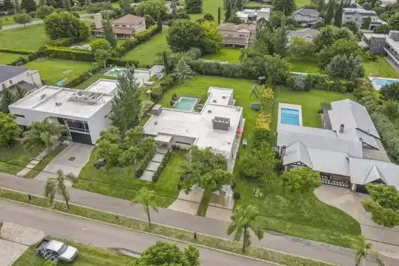 ¿Cuánto cuesta vivir en el exclusivo barrio privado de Lionel Messi?