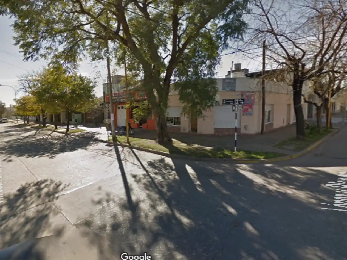 Un abuelo iba en moto, chocó y se fracturó