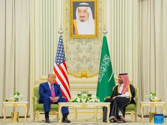 Trump firmó un acuerdo de Defensa con Arabia Saudita y anunció un plan para suspender sanciones contra Siria