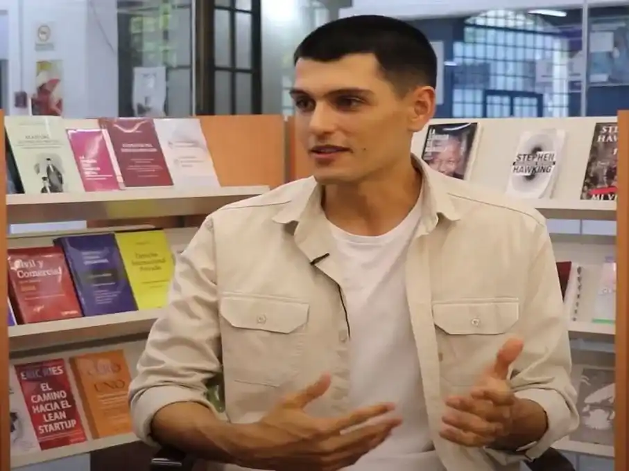 El arquitecto Kevin Jon Collomb dictará un taller de inteligencia artificial aplicado a la arquitectura, respaldado por la UCA Santa Fe, totalmente virtual.