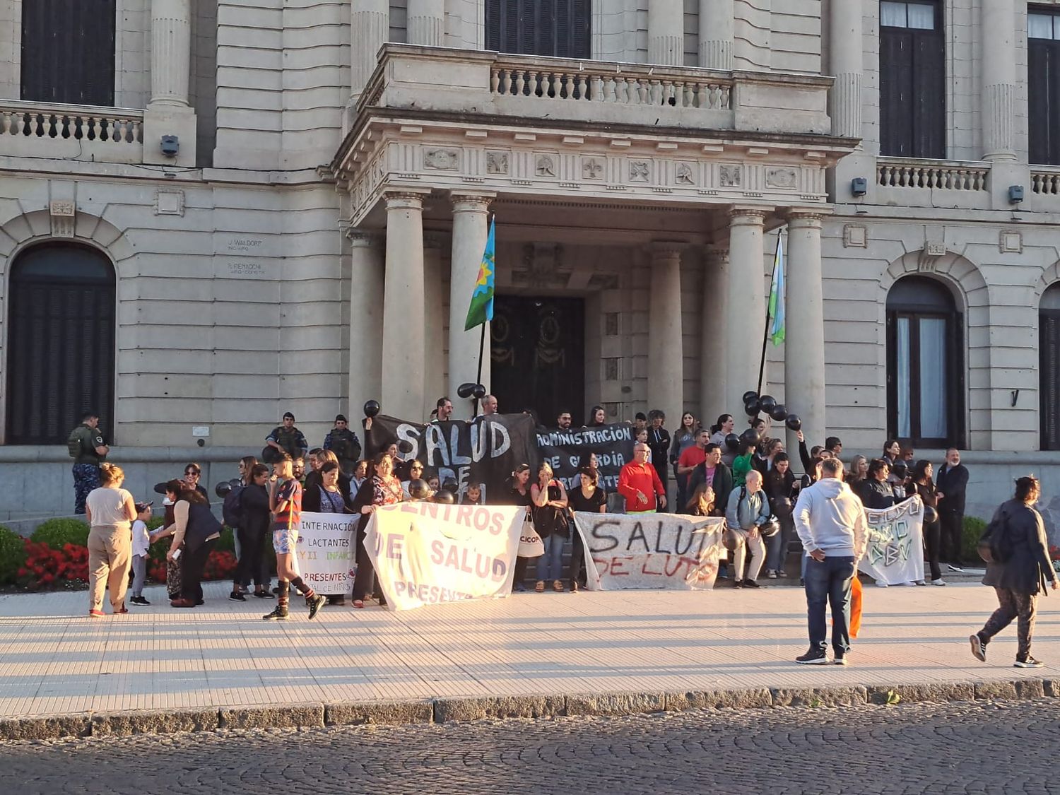 Trabajadores de las distintas áreas del sistema de salud, en la puerta del edificio municipal.