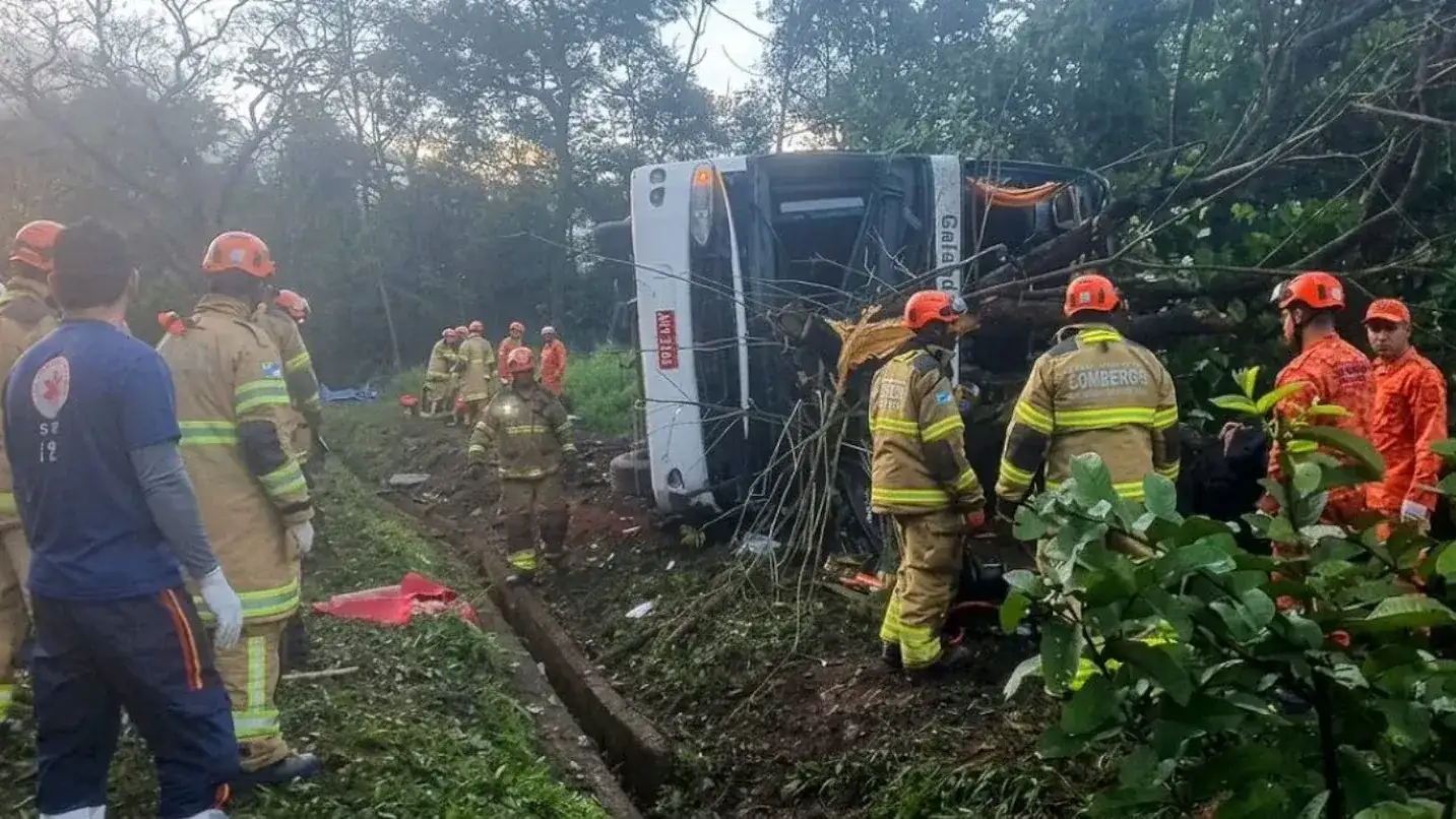 Un micro con turistas volcó en un trágico accidente en Brasil: 10 personas murieron y hubo varios heridos. (Foto: Policía Federal de Carreteras de Brasil (PRF))