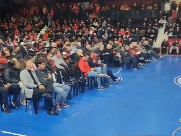 Escándalo en la asamblea de Newell's: trompadas, sillazos y fuertes cruces con Astore