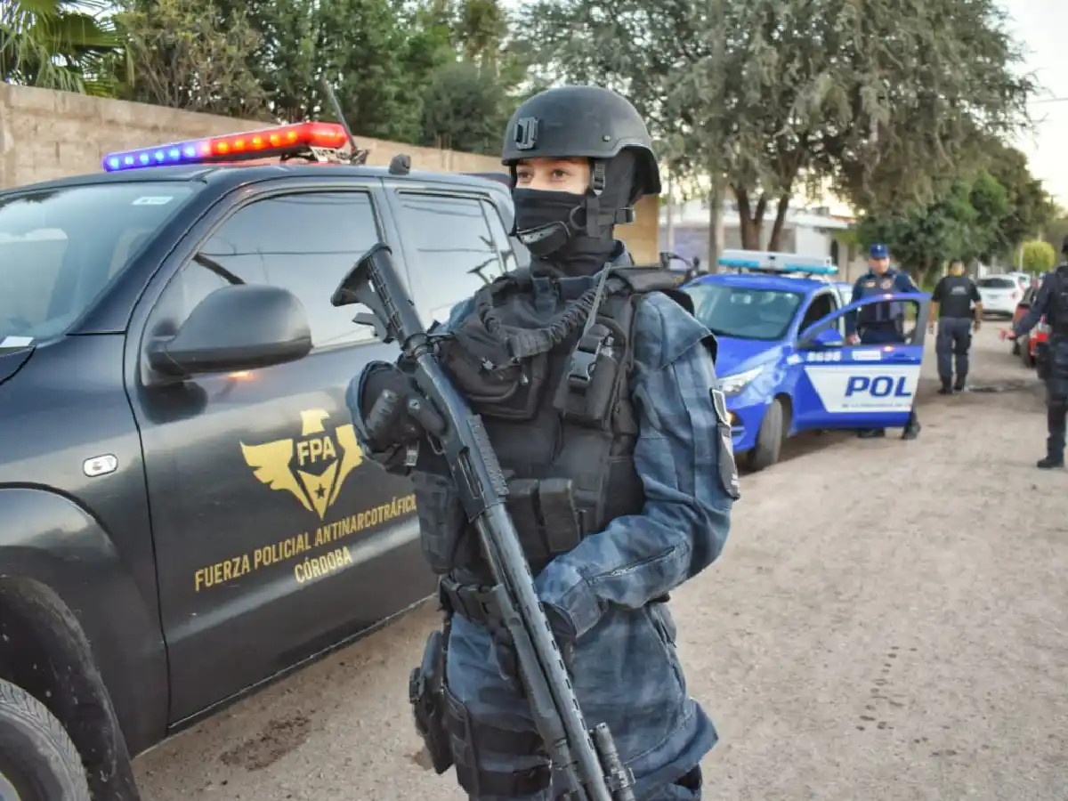 Hallaron en el patio de una casa en Laspiur 15 envoltorios de cocaína