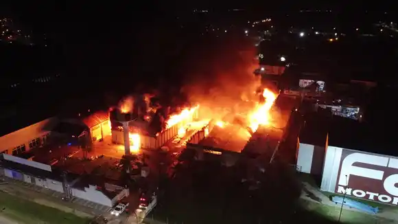 Impactante: así se vio el incendio en la fábrica de colchones desde el aire