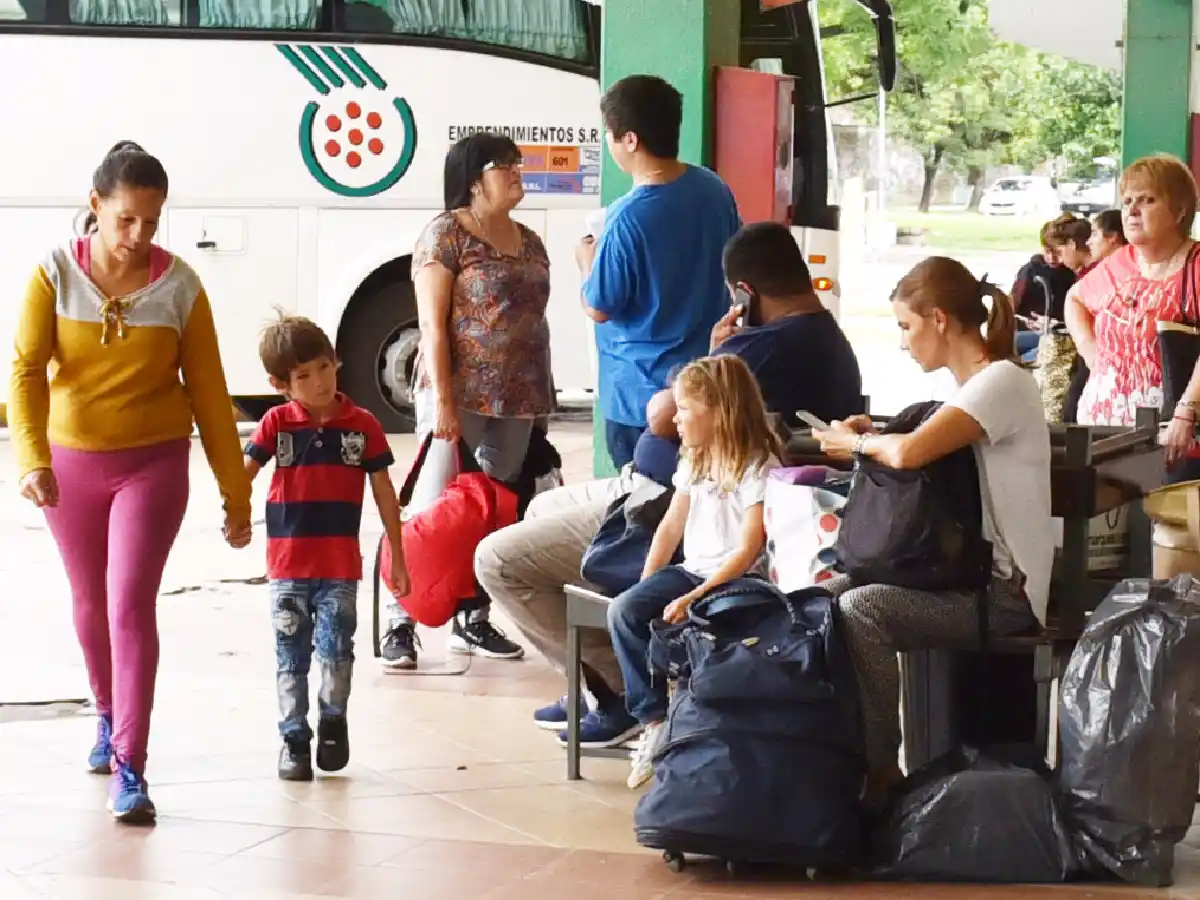 Para evitar el recargo del 30 % del  dólar la gente se va en bus a Brasil