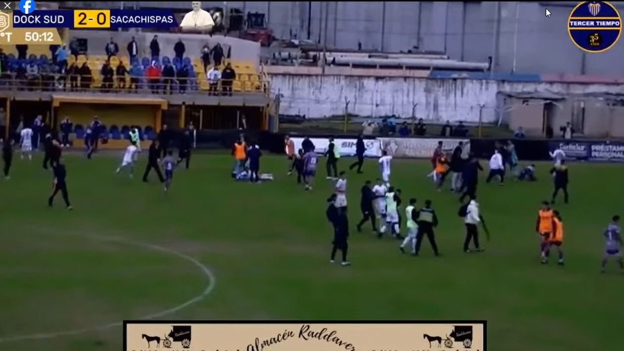 El video de los graves incidentes tras el triunfo de Dock Sud: gol de taco con arco vacío, piñas y un jugador internado