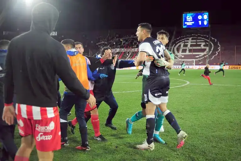 Los jugadores de Gimnasia y Esgrima La Plata y Barracas Central se tomaron a golpes de puño y el duelo por Copa Argentina terminó en escándalo