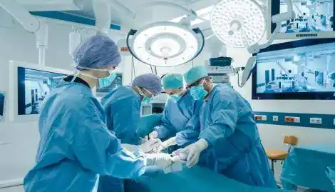 Médico chajariense realizó el trasplante del dedo de un pie en la mano de un niño de siete años