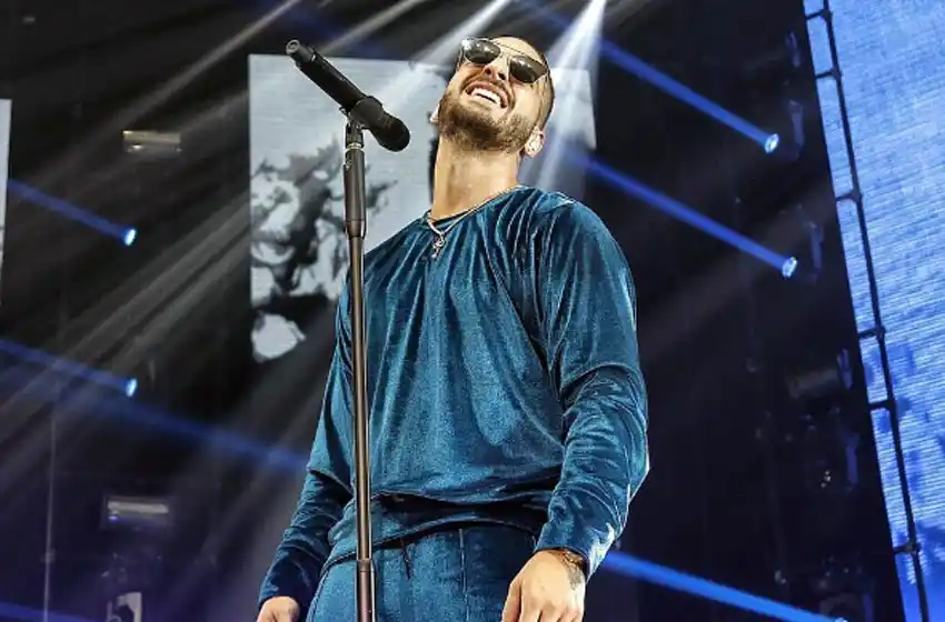 Maluma publicó una foto besándose con una mujer en París