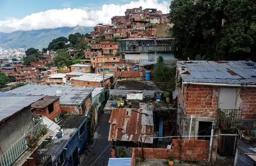 El agua que abastece a una escuela en el barrio más grande de Venezuela viene "gratis del cielo" y no del grifo: forma parte de un proyecto de captación de agua de lluvia para hacer frente al precario suministro.