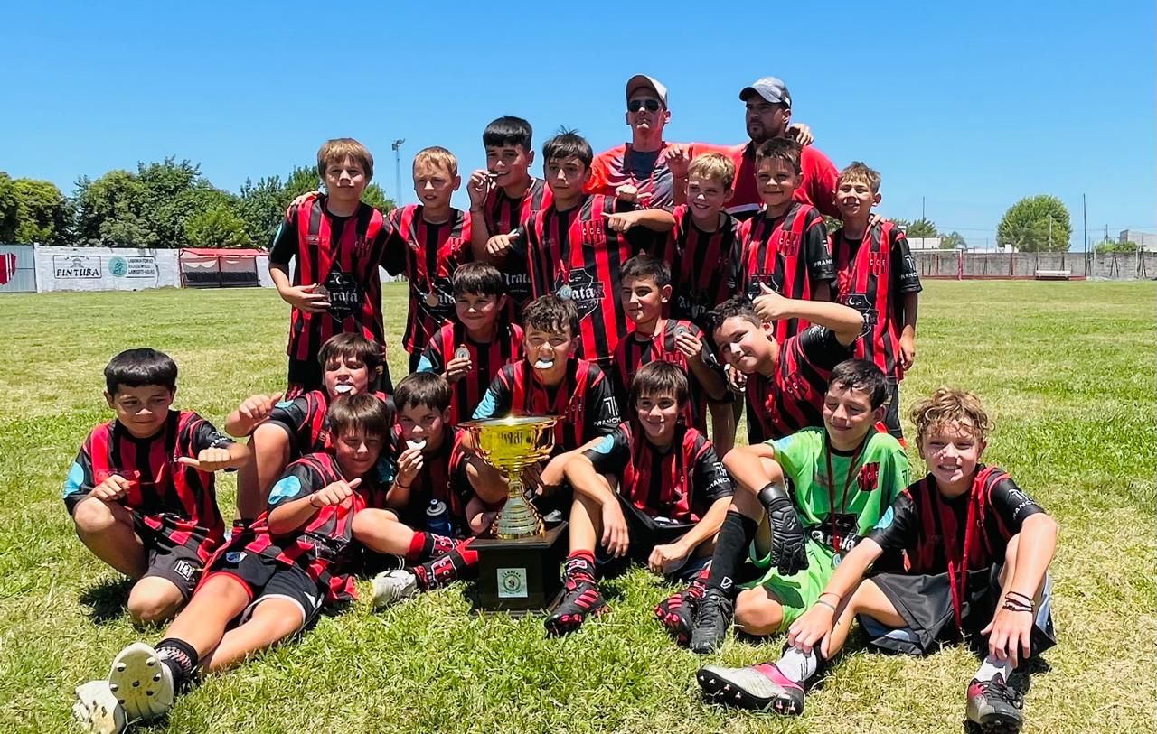 Los gurises de Central Entrerriano, campeones provinciales en categoría 2014.