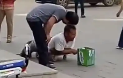 Descubren las piernas de un falso minusválido que pedía limosna