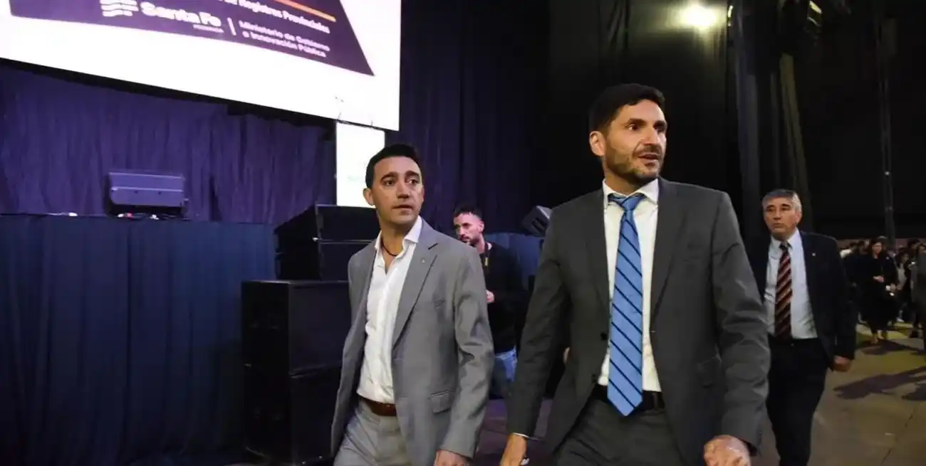 Matías Figueroa Escauriza, secretario de Gestión de Registros, junto al gobernador Pullaro y, más atrás, el ministro de Gobierno, Fabián Bastia.