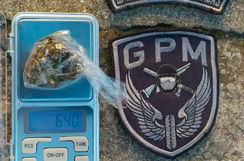 Operativo conjunto en Chauvín: secuestran motos y droga, y aprehenden a un hombre