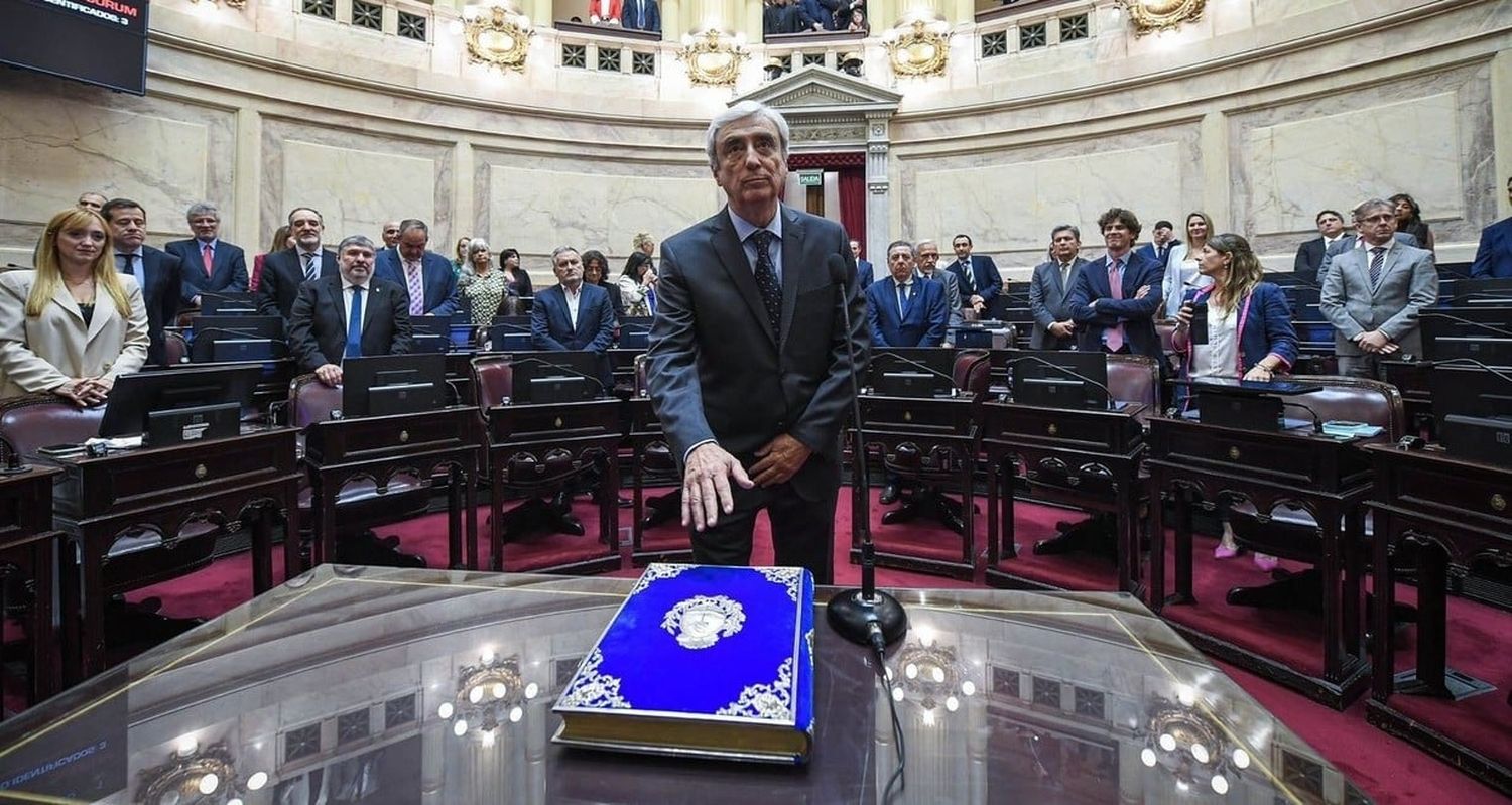 El momento de la jura de Eduardo Galaretto como nuevo senador.