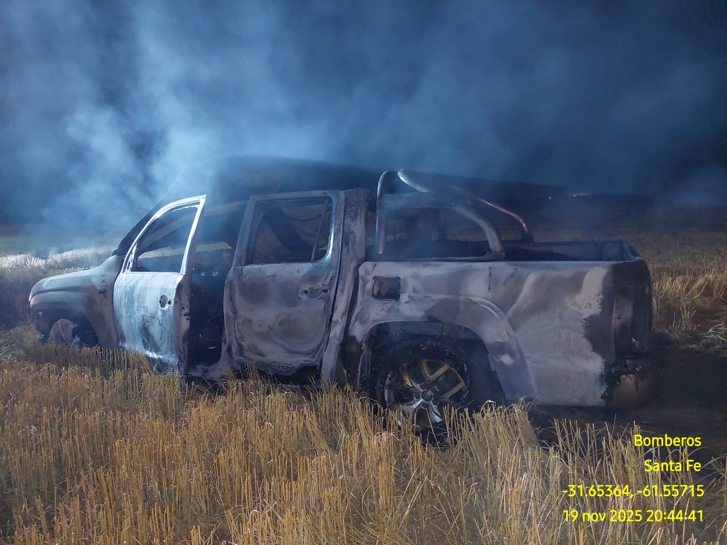 Una camioneta quedó consumida por las llamas en un campo sobre Ruta Nacional 34
