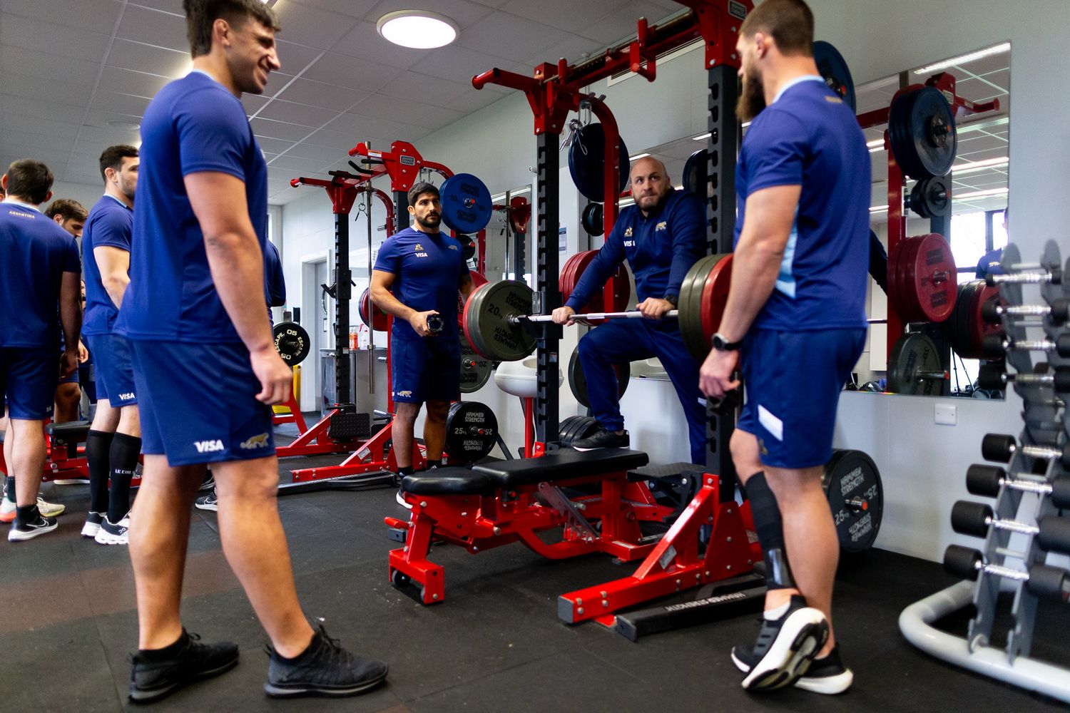 Rodrigo Bruni junto a Kremer y Lavanini, en la actividad de gimnasio de ayer.