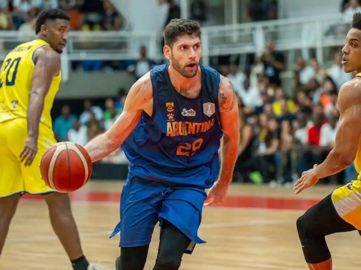 Patricio Garino buscando el aro (Foto: FIBA)