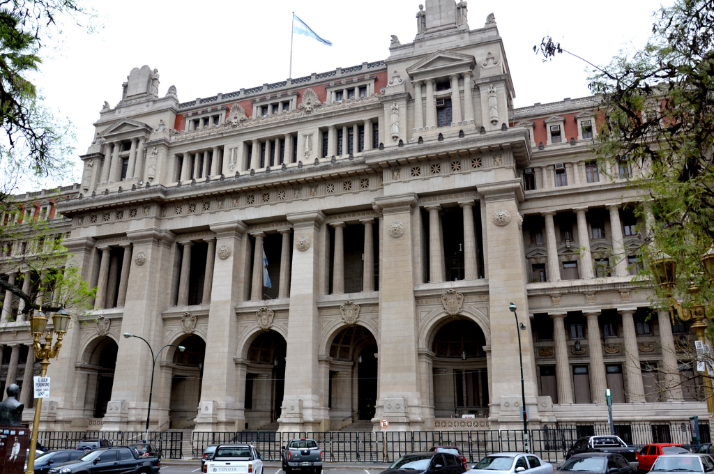 Prisión perpetua para un ex policía que mató a su padre de un tiro en la cabeza