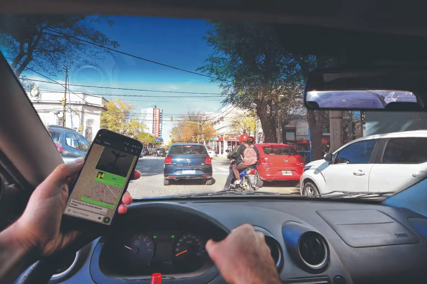 Confirmado: el uso del celular mientras se conduce es la principal causa de accidentes