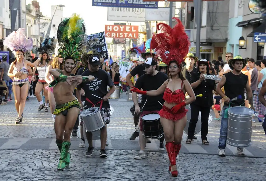 Unidos por la pasión, las murgas y comparsas  desparramaron ritmo y color 