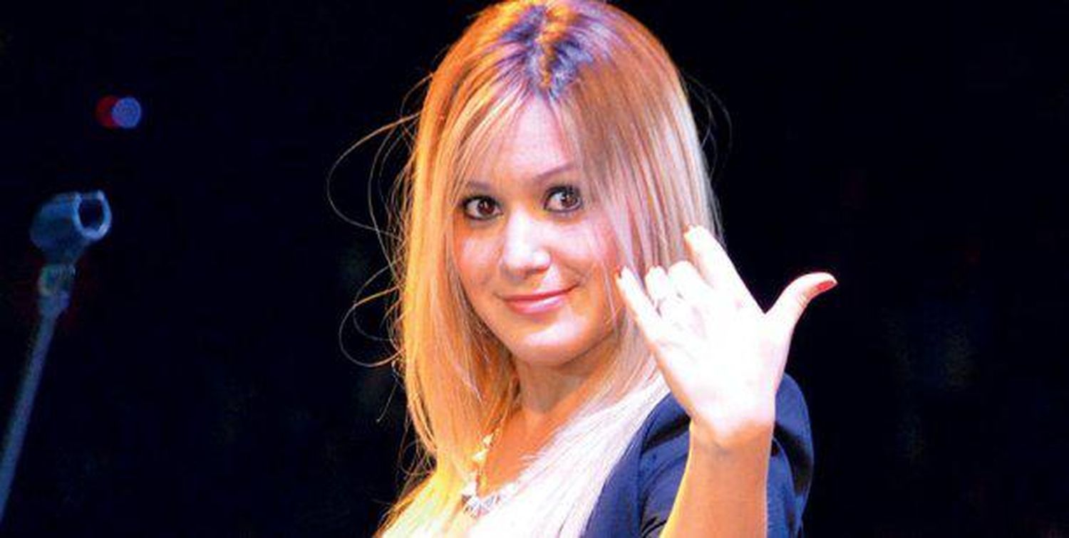 Karina, la princesita bajó del escenario a dos bailarinas ¿por celos?