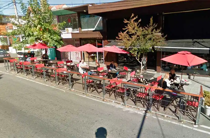 Proponen la instalación de decks con mesas y sombrillas en locales gastronómicos marplatenses