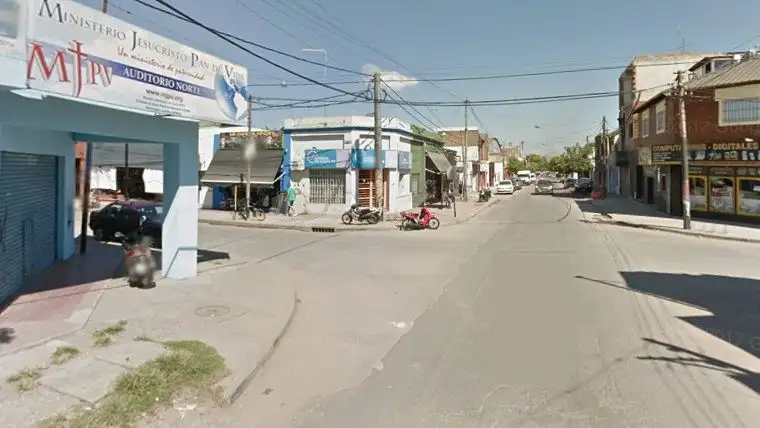 Intentaron asaltar a un policía y terminaron a los tiros