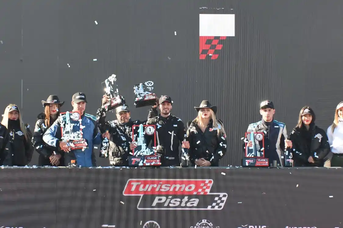 Matich terminó tercero en pista, pero tras las penalizaciones posteriores subió al segundo lugar del podio. Foto: Prensa Turismo Pista