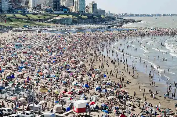 Récord de turistas por el feriado largo en los principales destinos del país