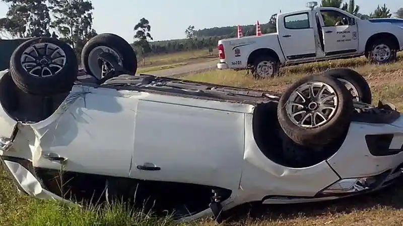 Joven de 26 años se durmió al volante y volcó en la Autovía Artigas