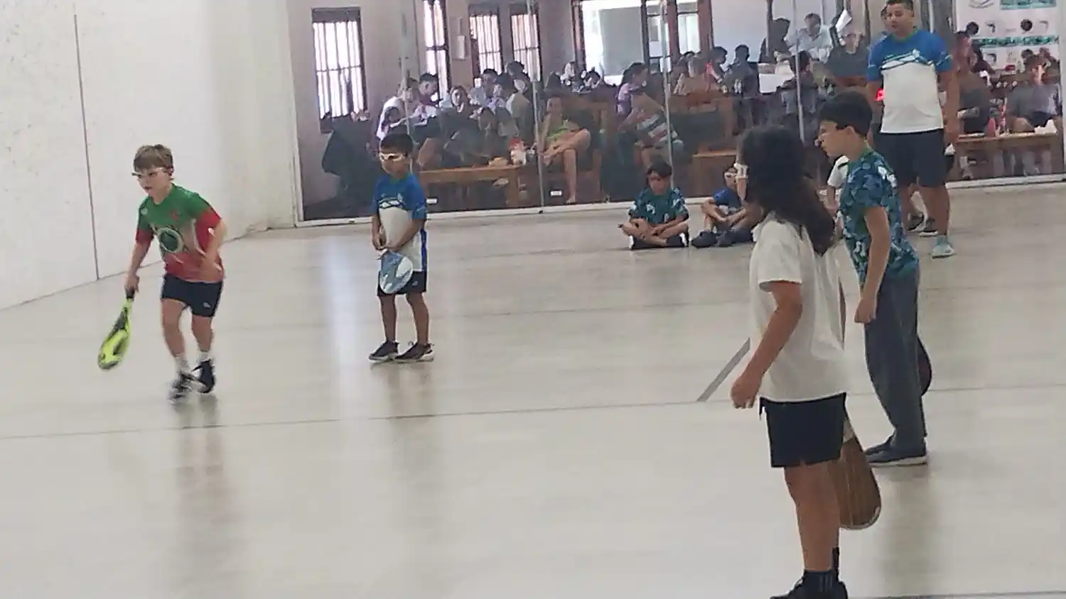 Para algunos chicos de la Escuelita de Pelota de Mauricio Cichero fue su primera experiencia como competencia fuera del trinquete "El Bidasoa".