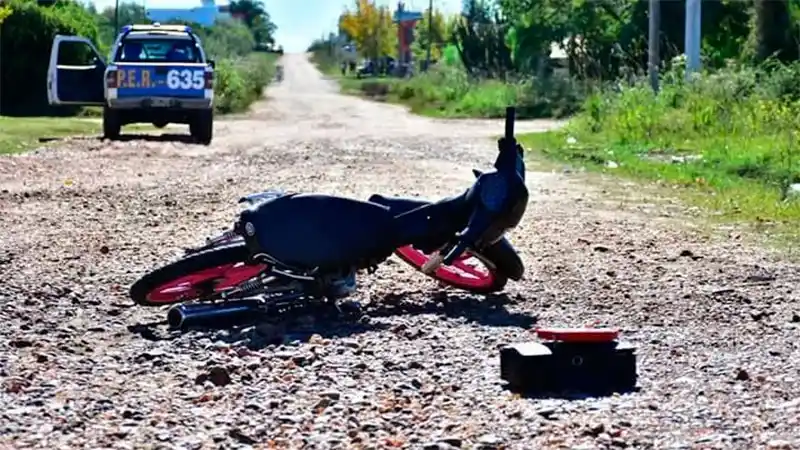 Un policía atropelló tres veces al joven que meses antes lo habría apuñalado